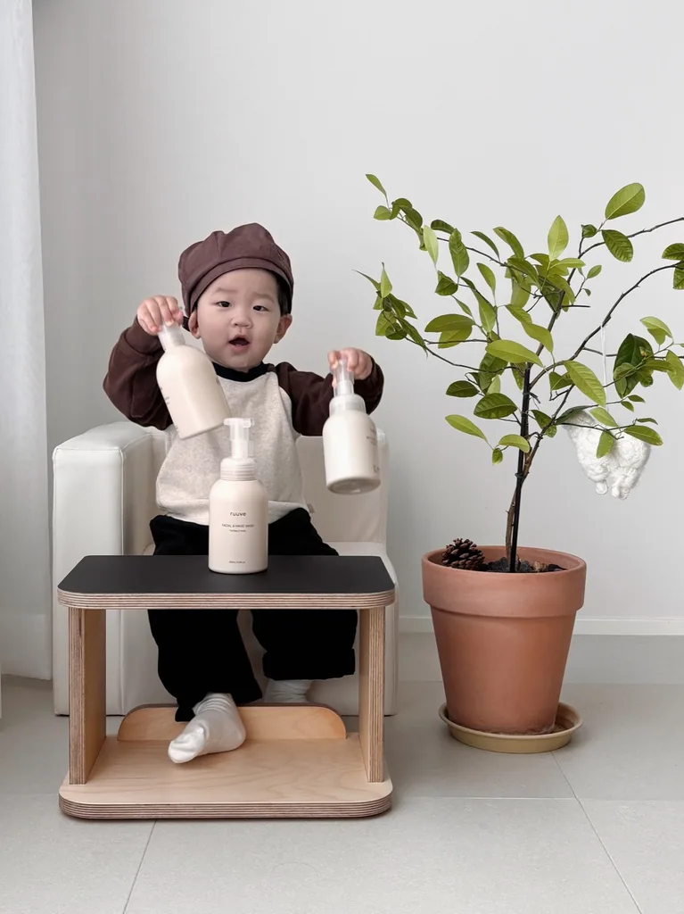 아기 머리에서 비듬 같은 게 우수수 떨어져요